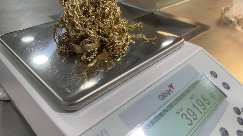 Comprar oro en Sevilla — pesaje de joyas en báscula de precisión