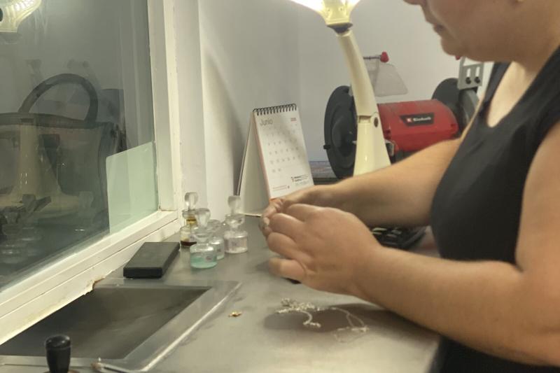 Tasación de oro a domicilio en Sevilla — análisis de joyas en casa del cliente