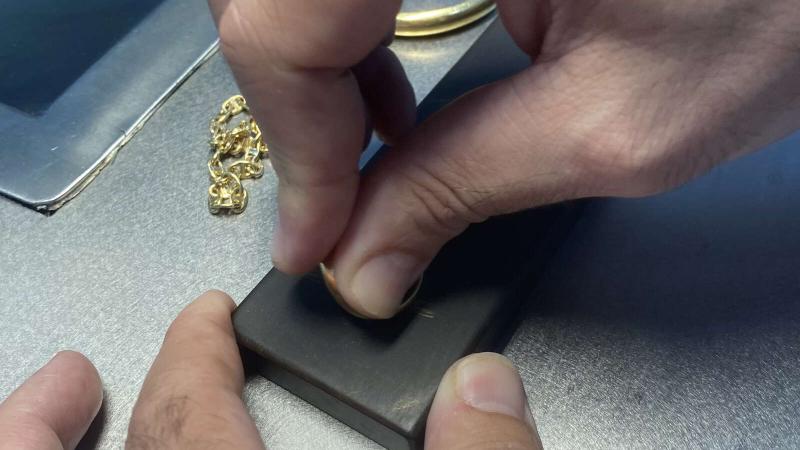 Comprar oro en Sevilla — prueba de autenticidad con piedra de toque
